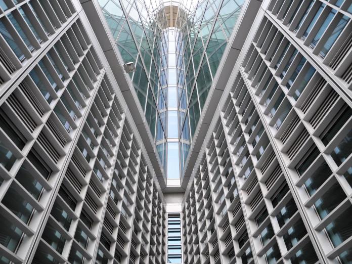 Bygning med glasfacade